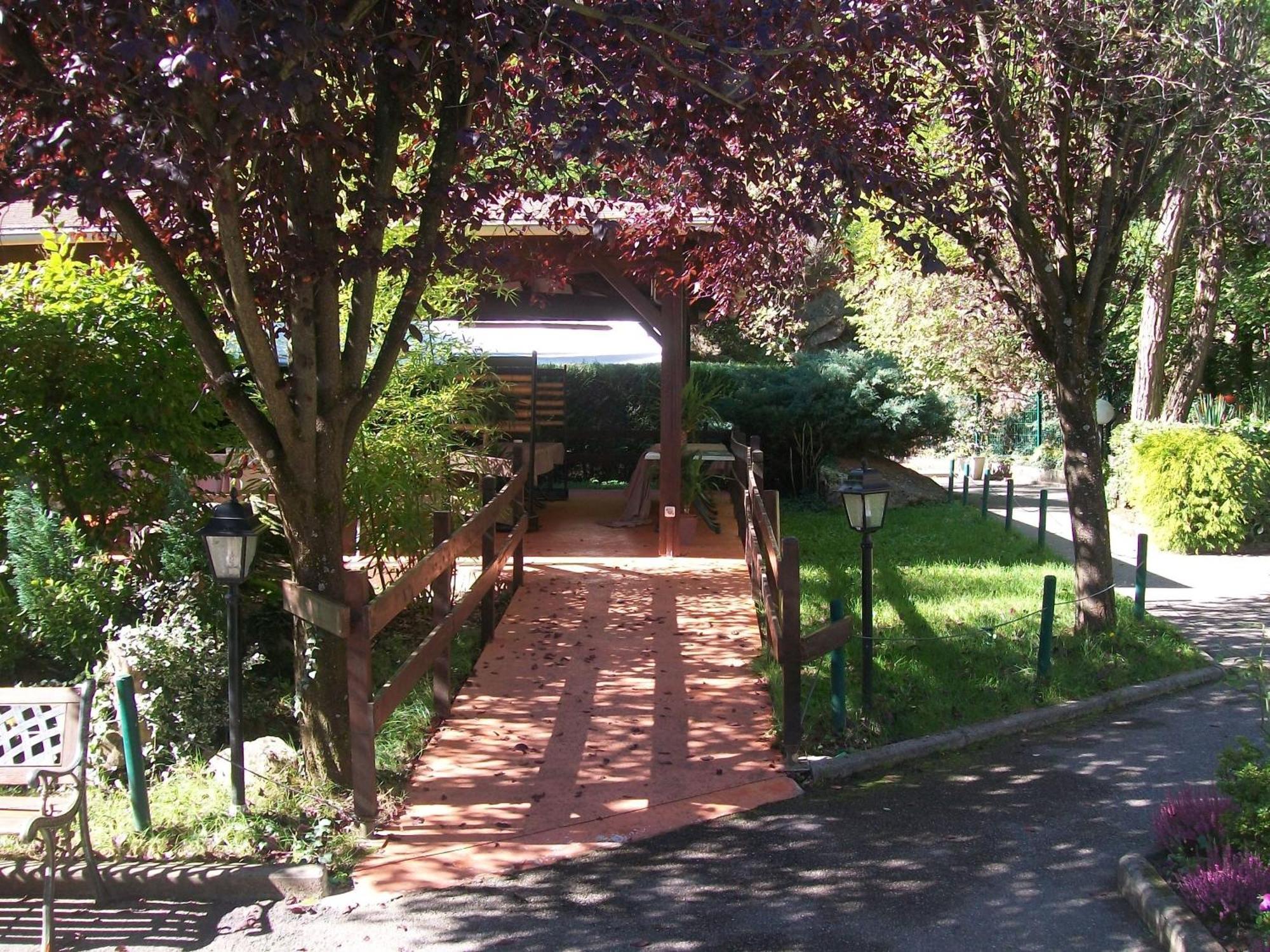 Hotellerie de la Cascade Saint-Genis-les-Ollières Extérieur photo