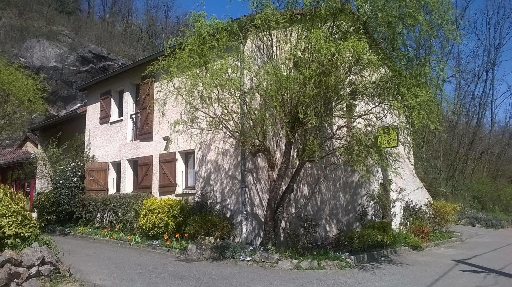 Hotellerie de la Cascade Saint-Genis-les-Ollières Extérieur photo
