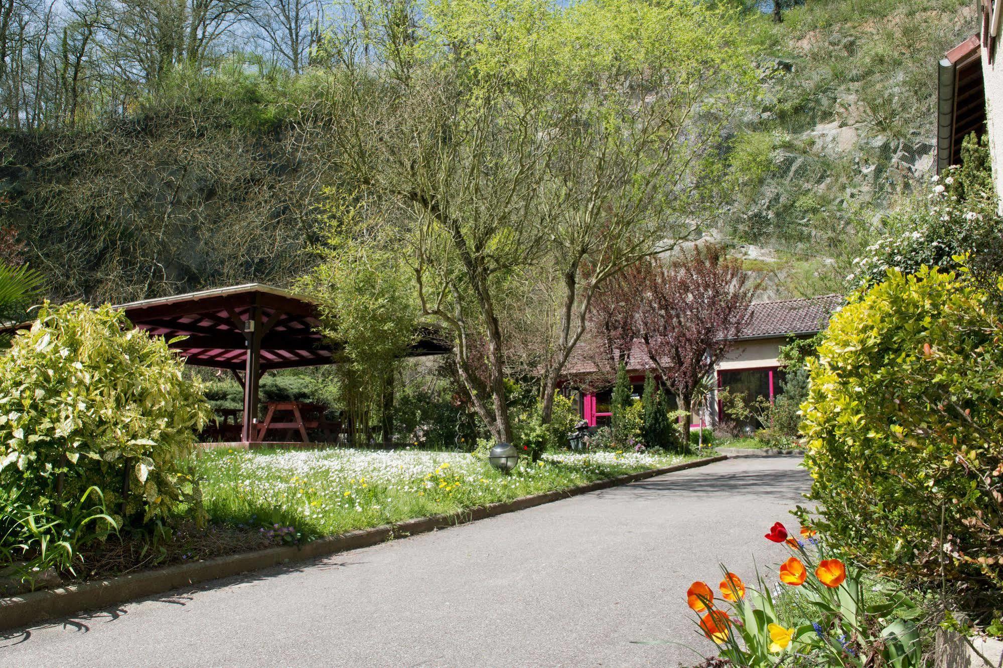 Hotellerie de la Cascade Saint-Genis-les-Ollières Extérieur photo
